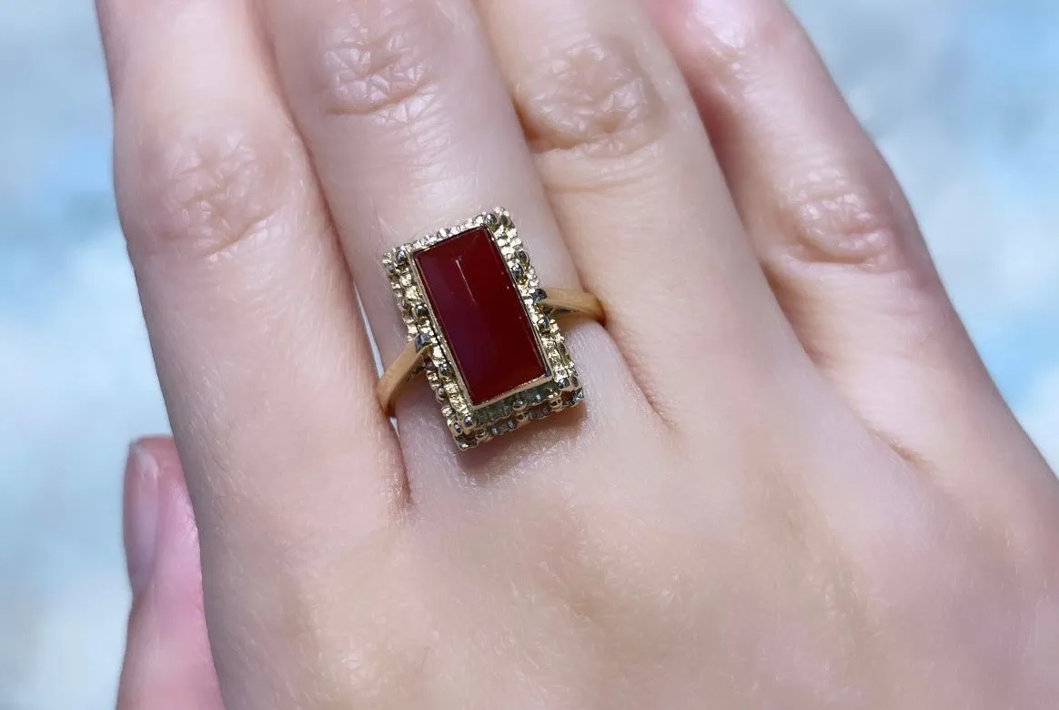 Carnelian ring in 14 carat gold