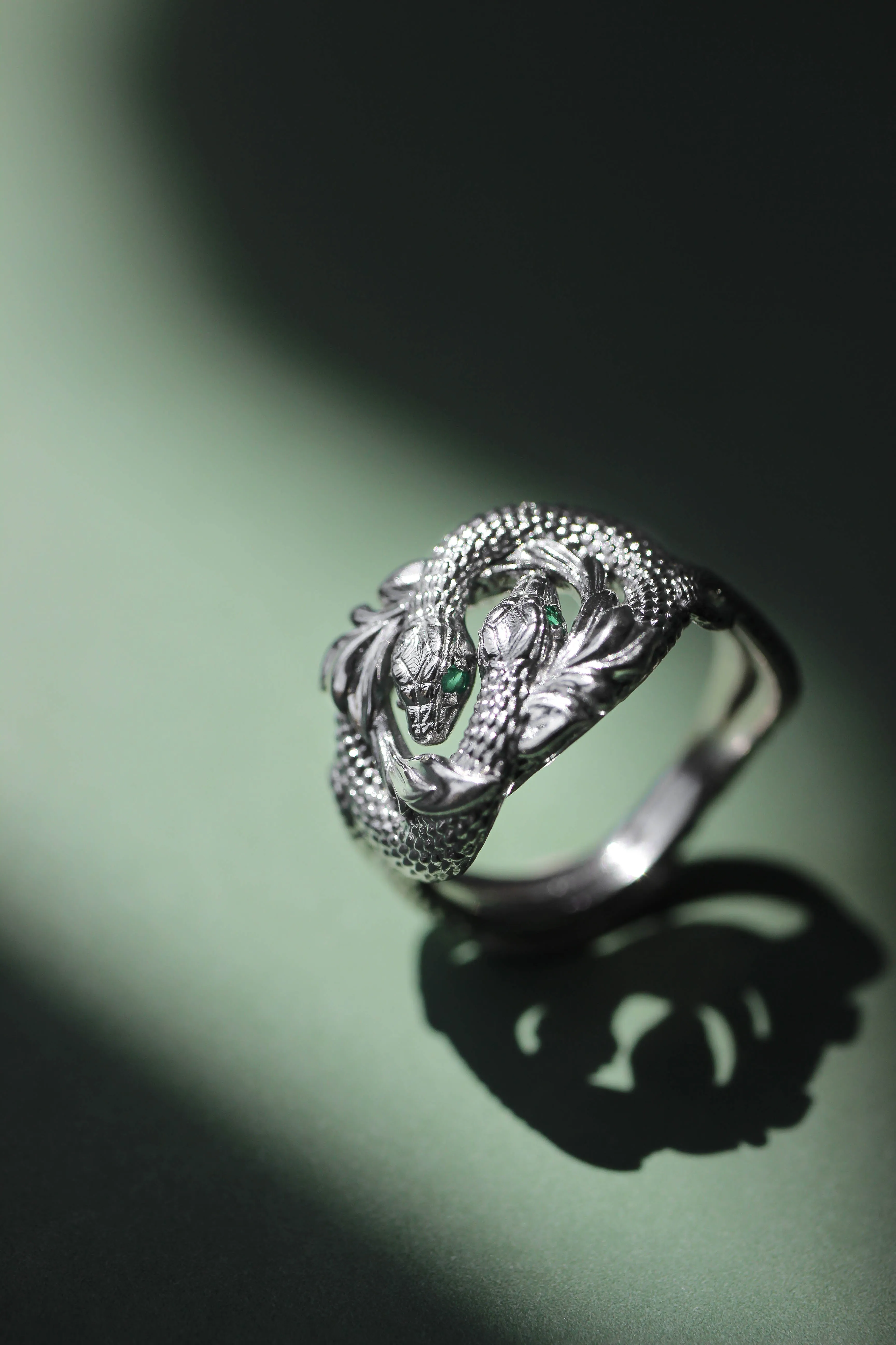 Ring of Barahir in white gold, two snakes ring with emeralds