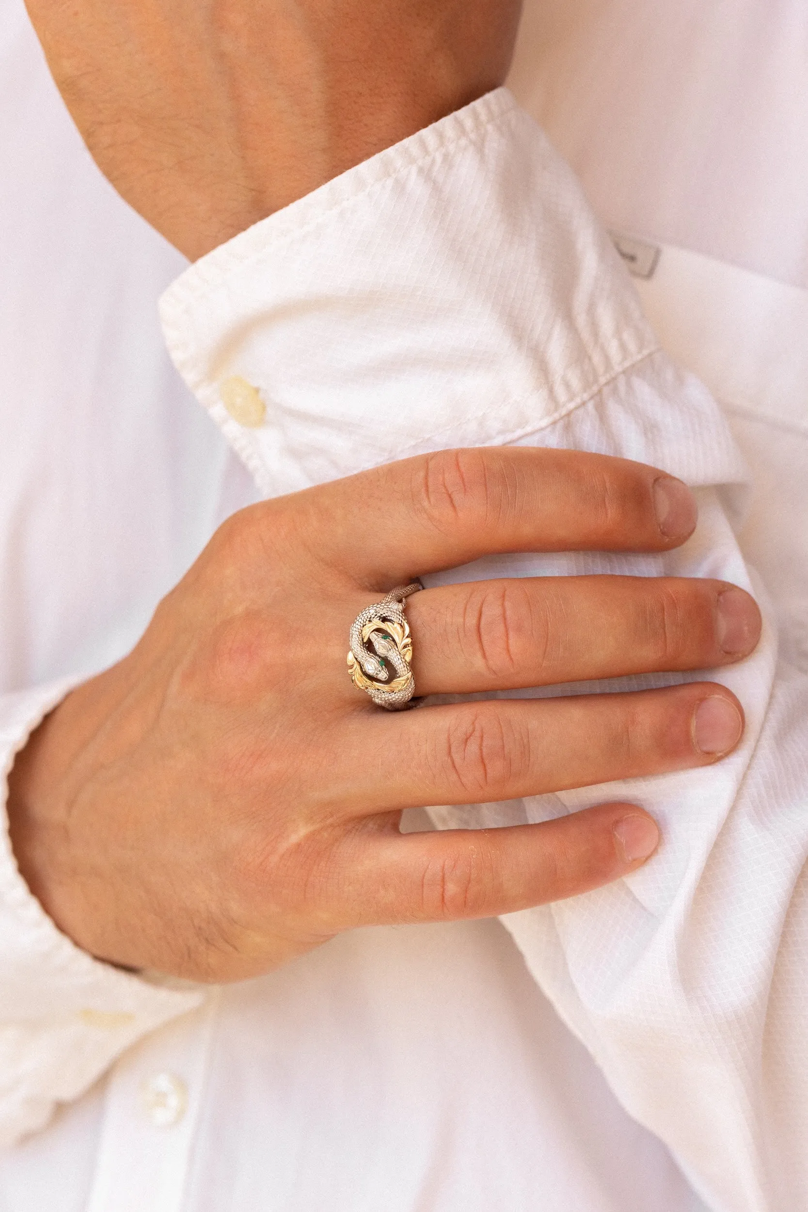 Ring of Barahir in white gold, two snakes ring with emeralds