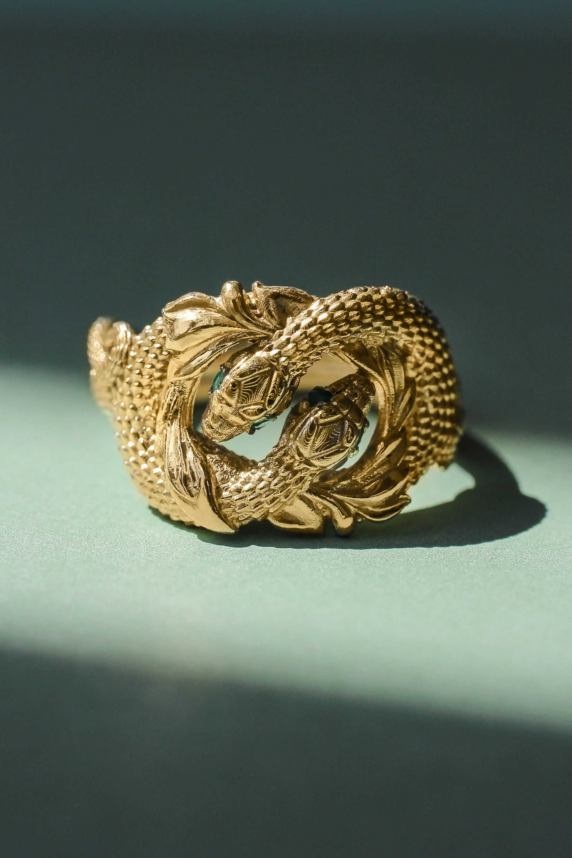 Ring of Barahir in white gold, two snakes ring with emeralds