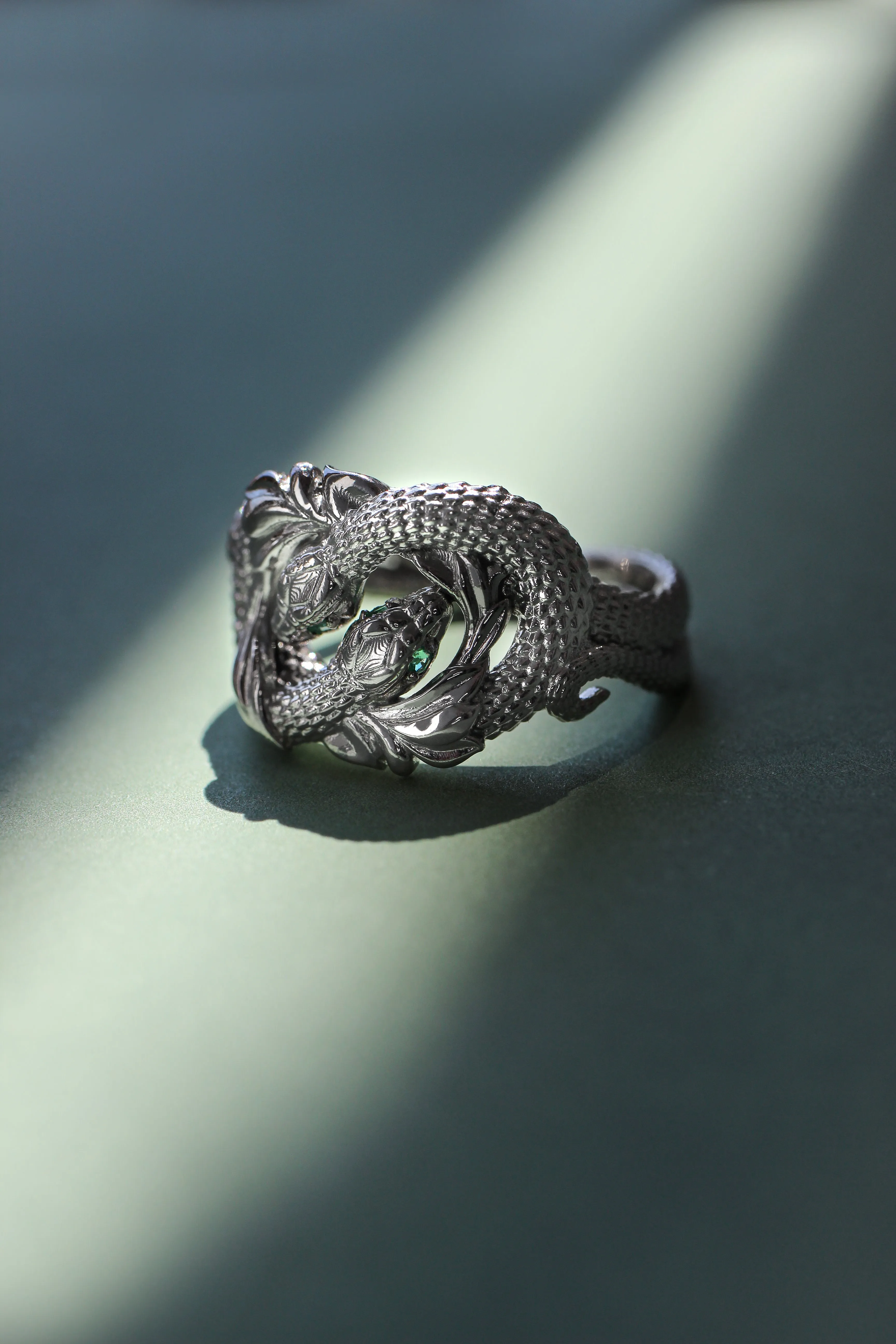 Ring of Barahir in white gold, two snakes ring with emeralds