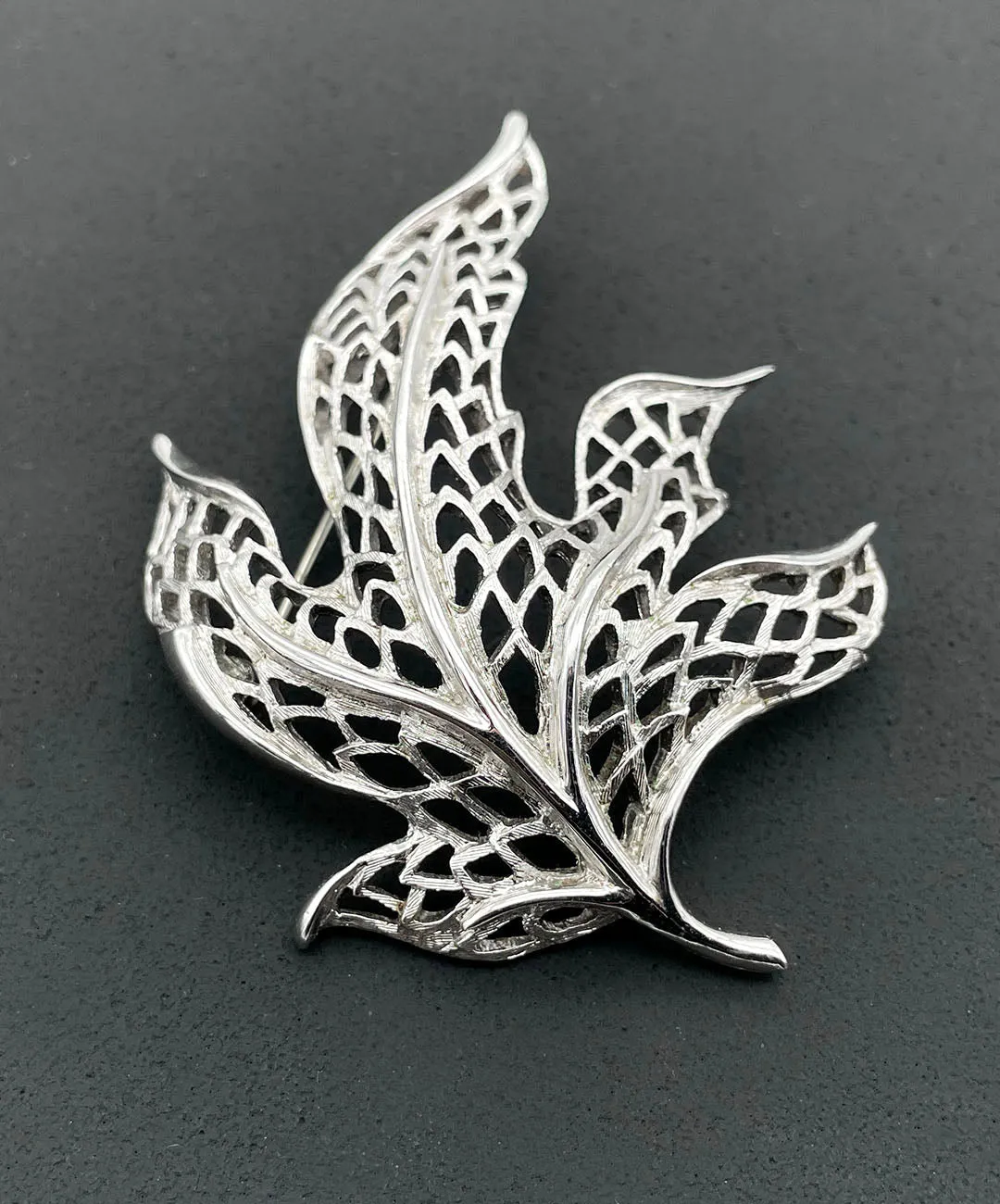 【USA輸入】ヴィンテージ MONET オープンワーク リーフ ブローチ/Vintage MONET Openwork Leaf Brooch