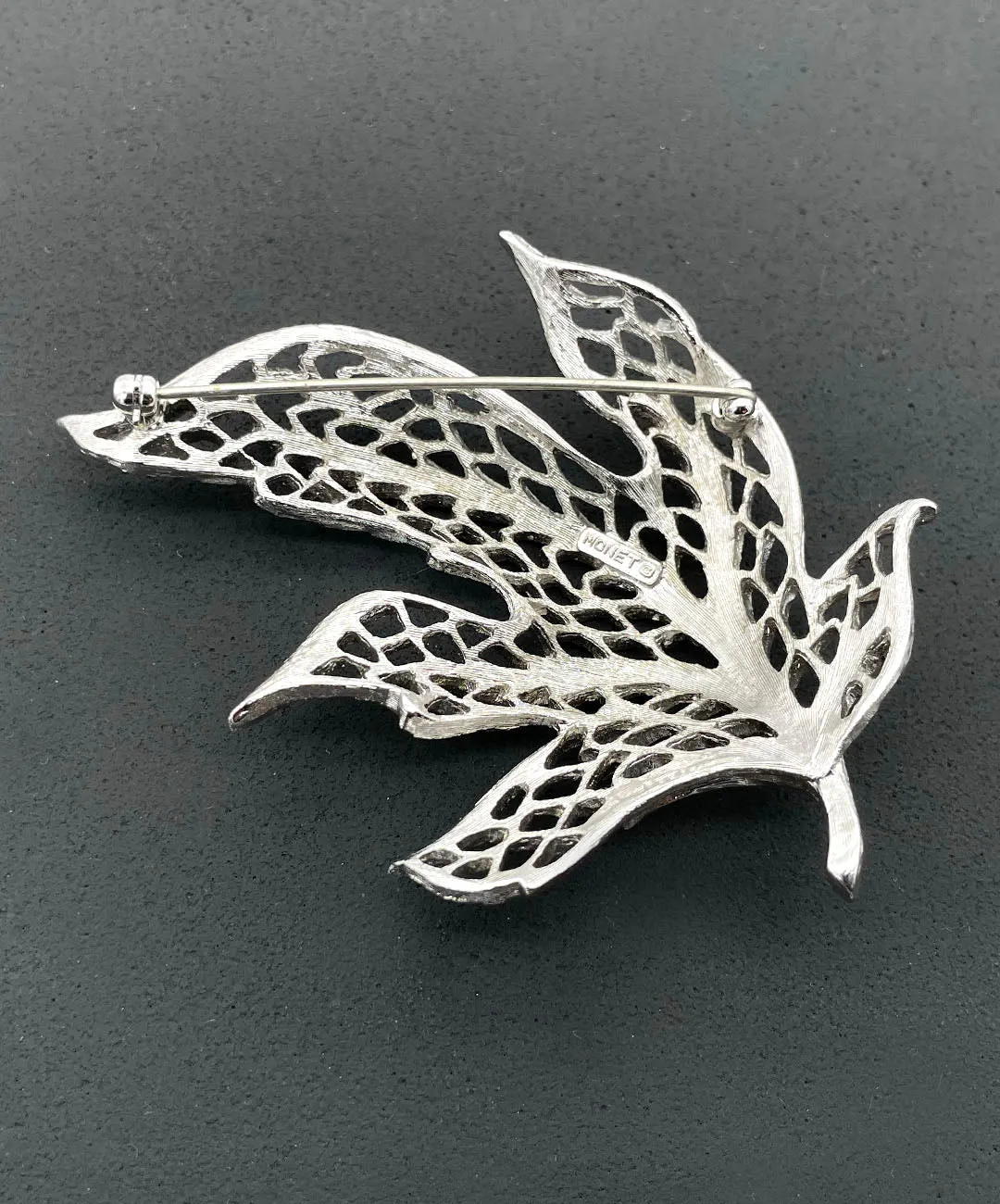 【USA輸入】ヴィンテージ MONET オープンワーク リーフ ブローチ/Vintage MONET Openwork Leaf Brooch