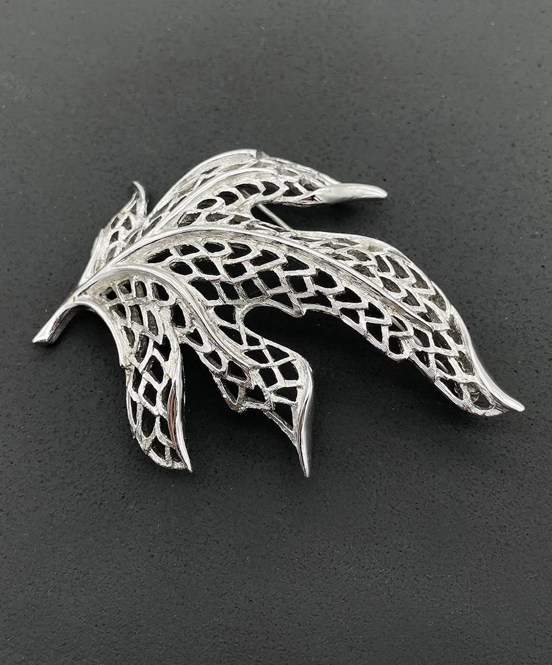 【USA輸入】ヴィンテージ MONET オープンワーク リーフ ブローチ/Vintage MONET Openwork Leaf Brooch