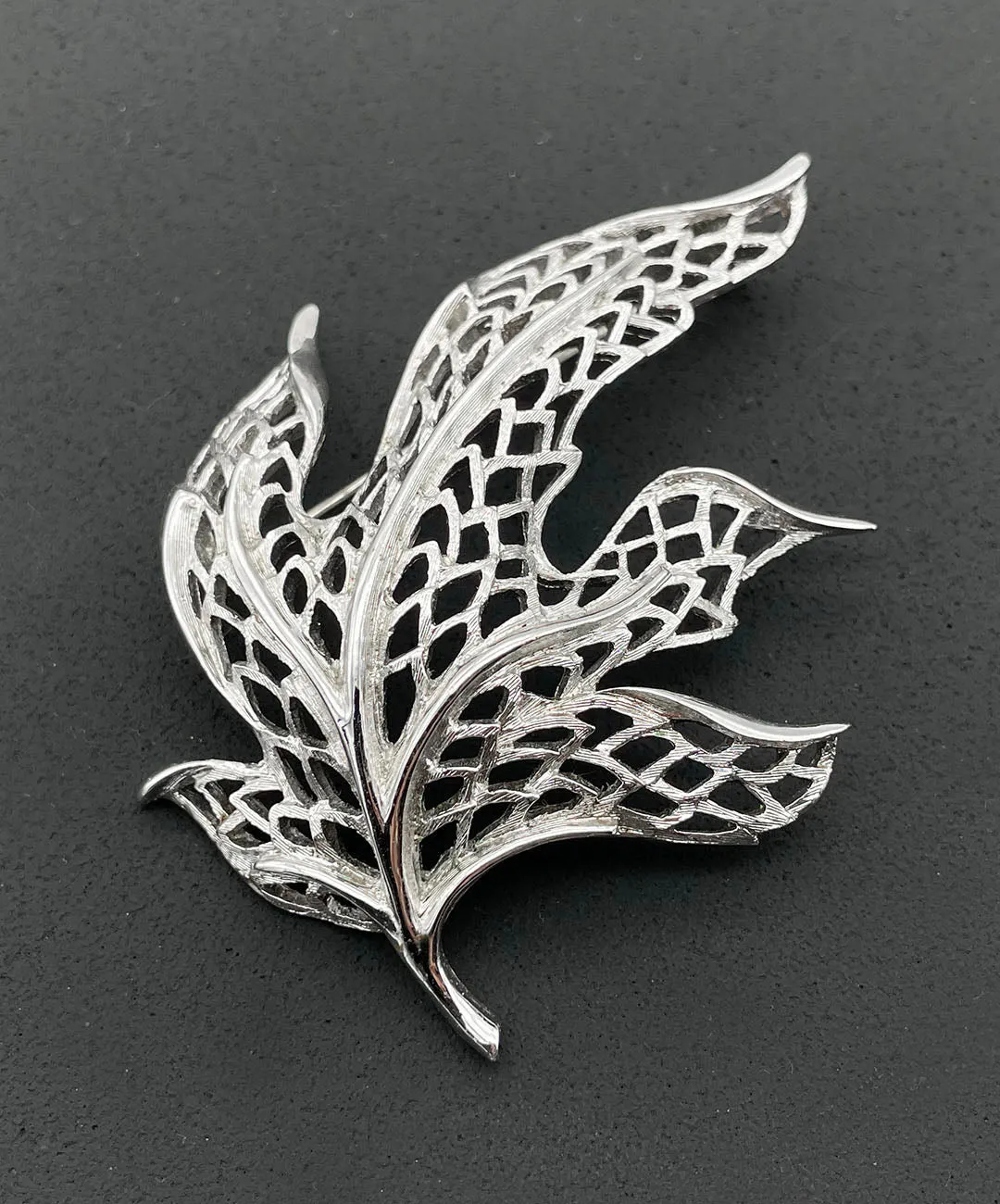 【USA輸入】ヴィンテージ MONET オープンワーク リーフ ブローチ/Vintage MONET Openwork Leaf Brooch