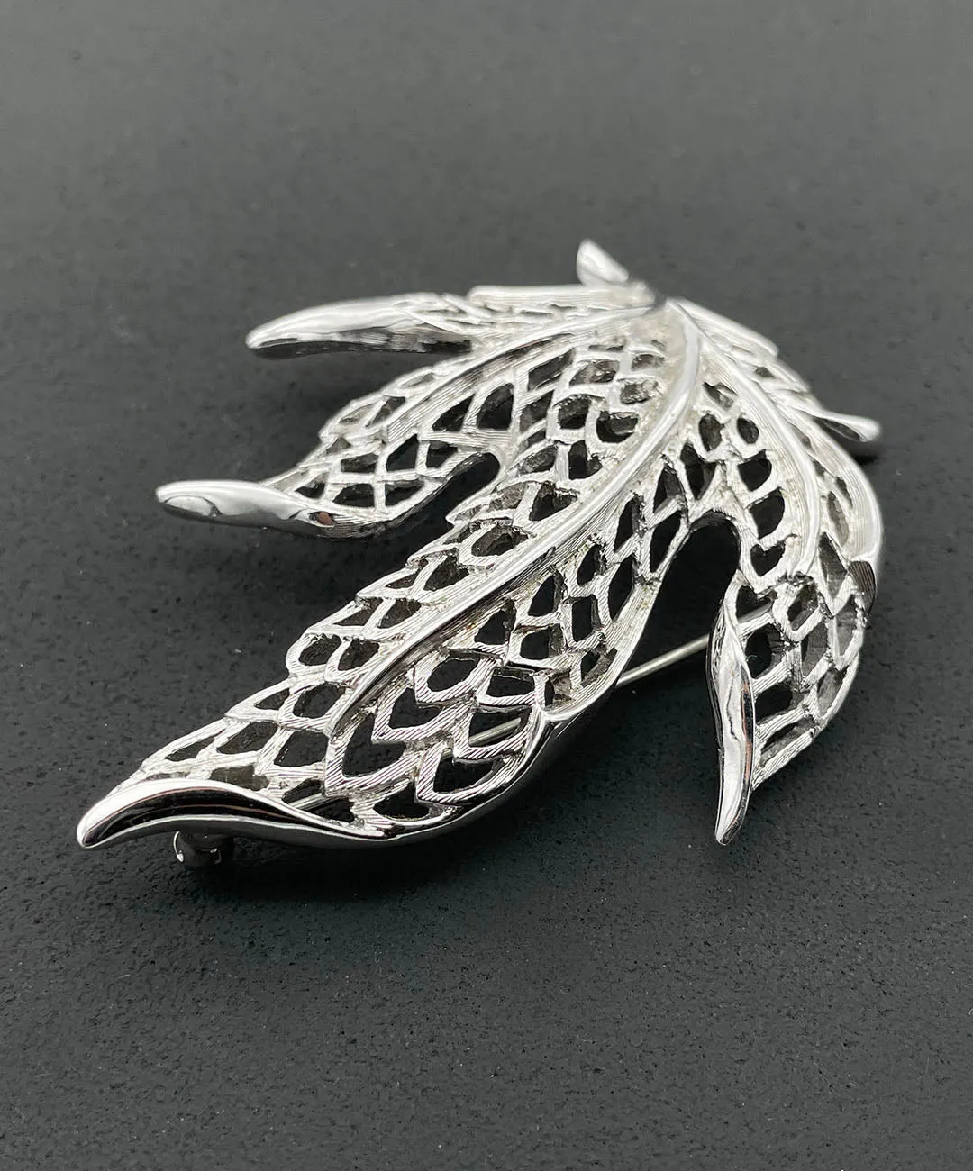 【USA輸入】ヴィンテージ MONET オープンワーク リーフ ブローチ/Vintage MONET Openwork Leaf Brooch