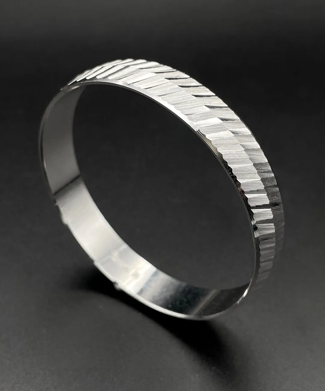 【USA輸入】ヴィンテージ TRIFARI シルバー カッティング バングル/Vintage TRIFARI Silver Cutting Bangle