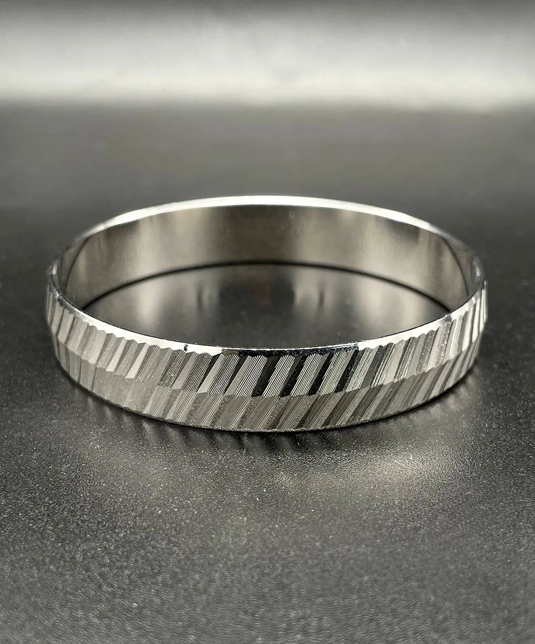 【USA輸入】ヴィンテージ TRIFARI シルバー カッティング バングル/Vintage TRIFARI Silver Cutting Bangle